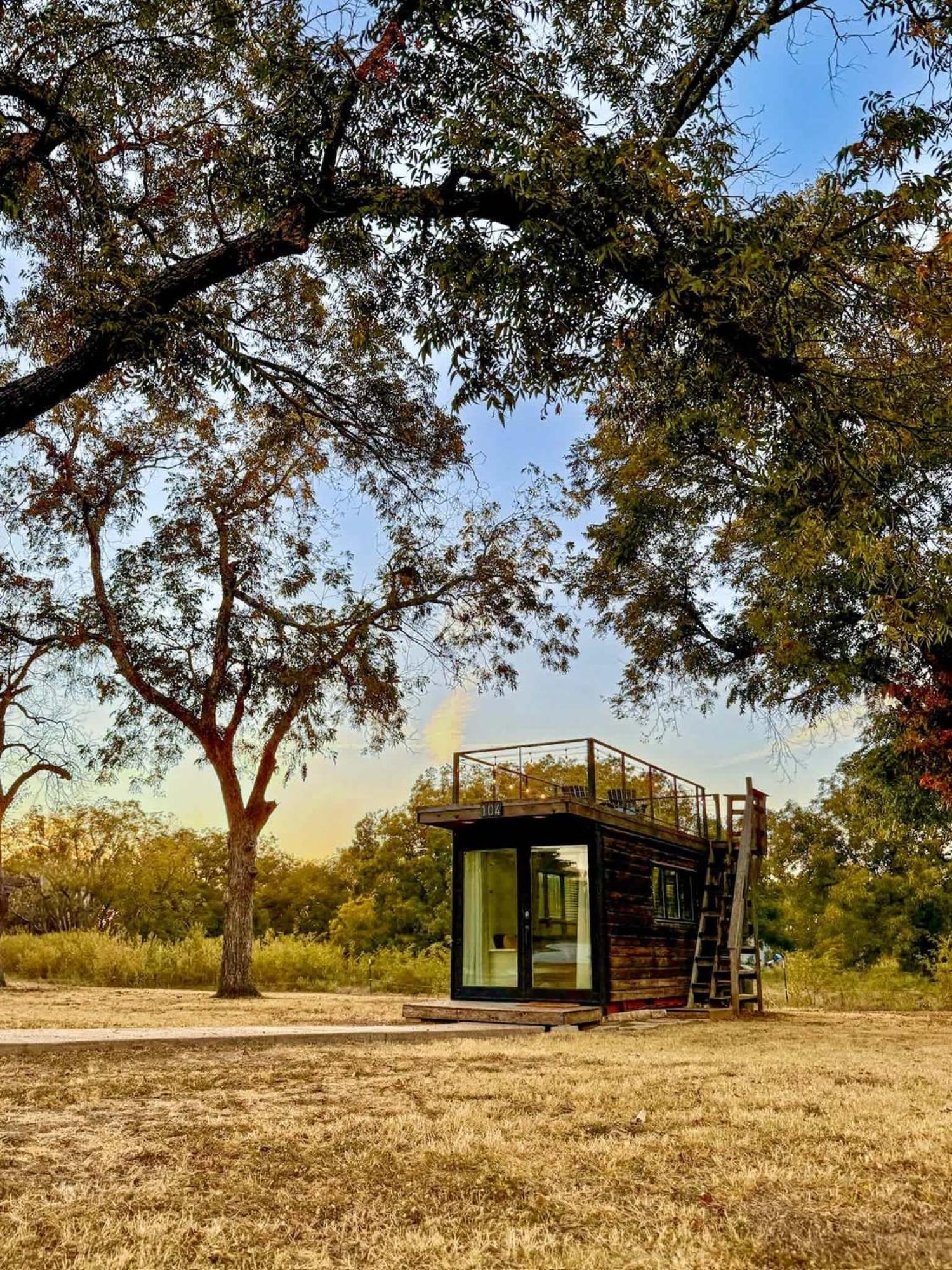 Elegant Container Tiny House Yellow & Blue Villa Waco Luaran gambar