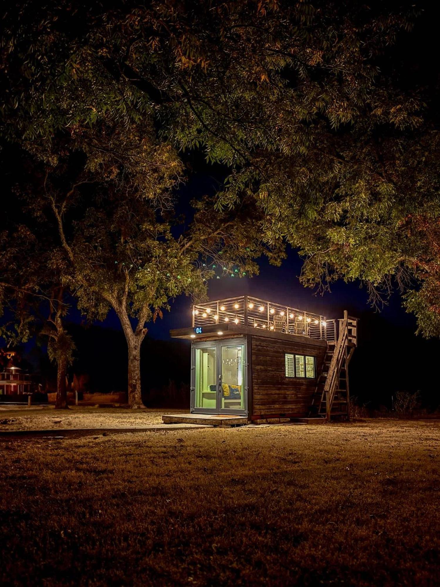 Elegant Container Tiny House Yellow & Blue Villa Waco Luaran gambar