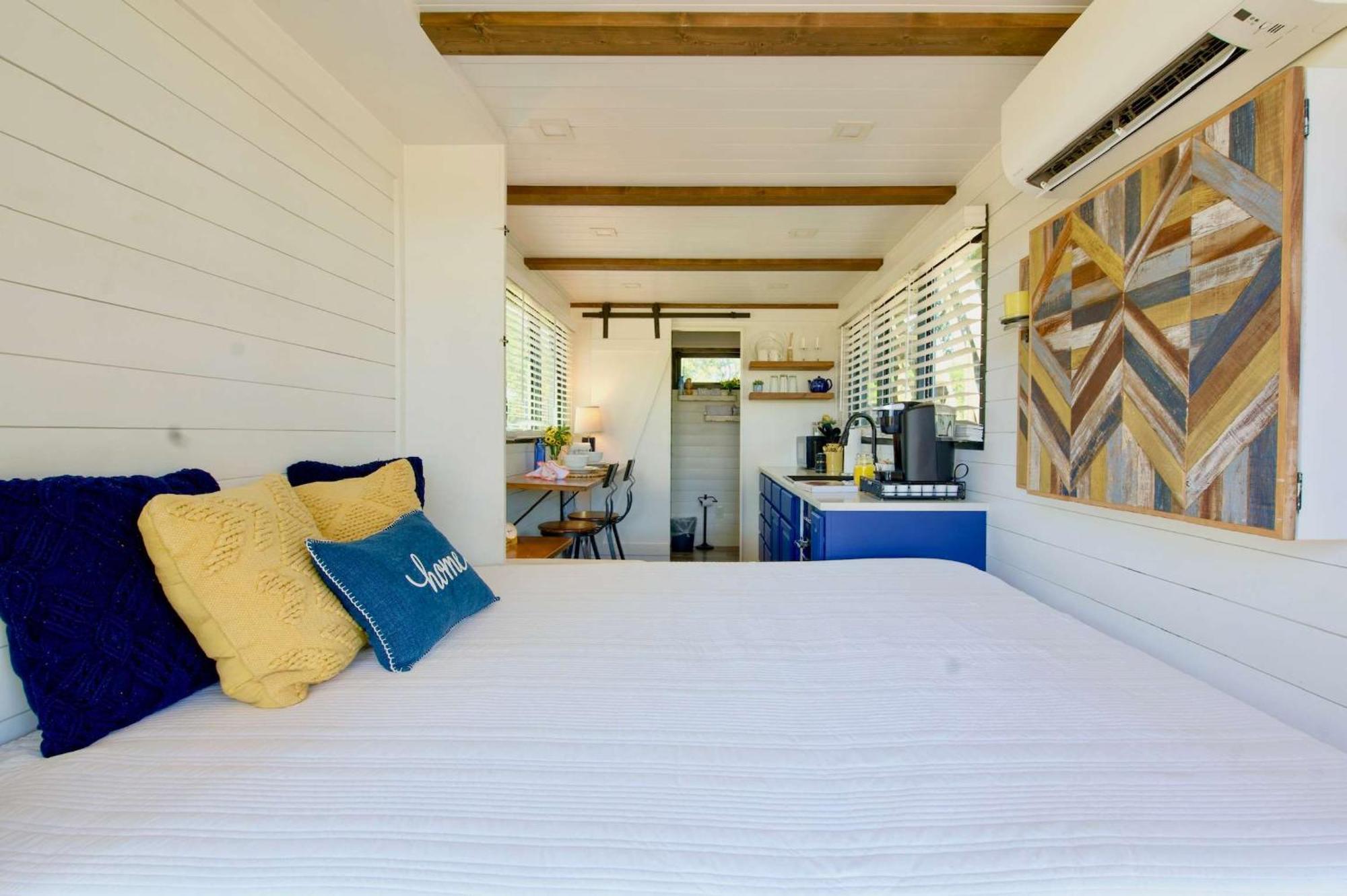 Elegant Container Tiny House Yellow & Blue Villa Waco Luaran gambar